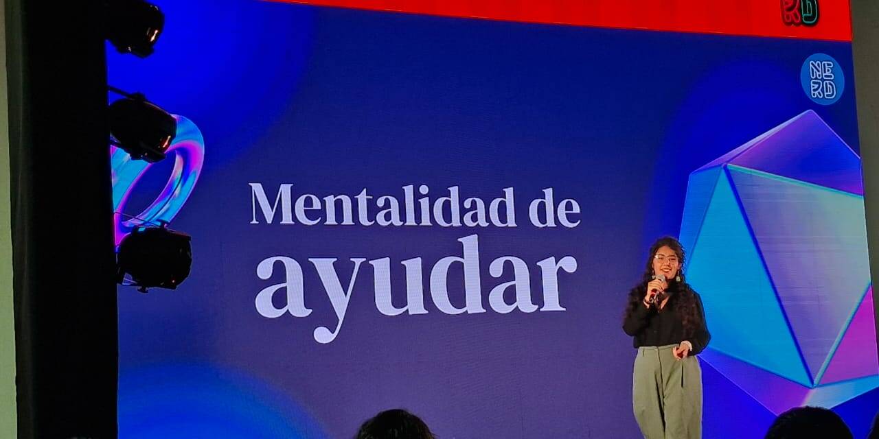 Andy Flores en el escenario de Nerdearla